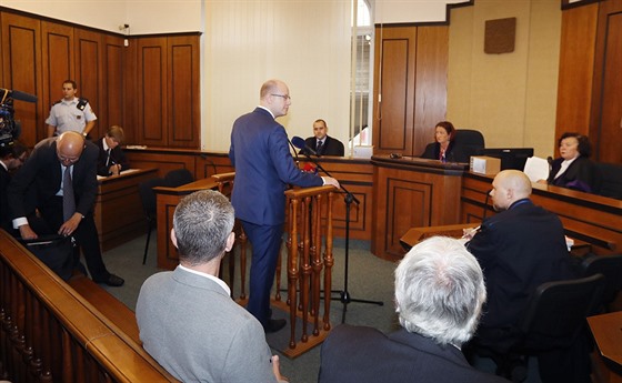 Předseda vlády Bohuslav Sobotka vypovídá jako svědek před soudem, který řeší...