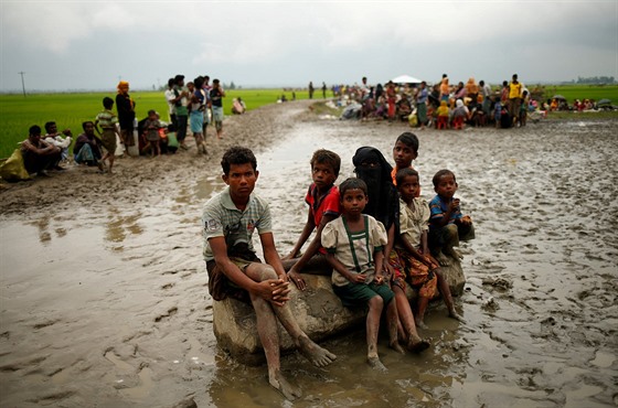 Hranice Bangladéše a Barmy přešly od srpna desetitisíce Rohingů. (3. září 2017)