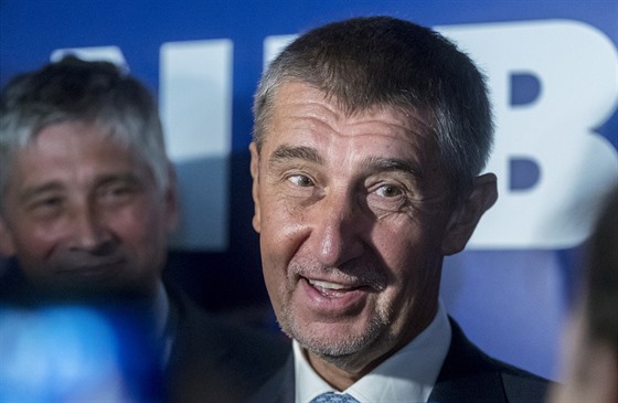 P�edseda ANO Andrej Babi� hovo�í s noviná�i poté, co p�edstavil se svými kolegy...