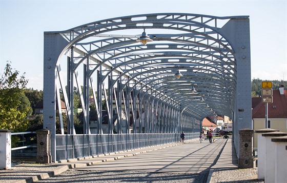 elezný most pes Vltavu z roku 1892 je pro vltavotýnské patrioty srdení...