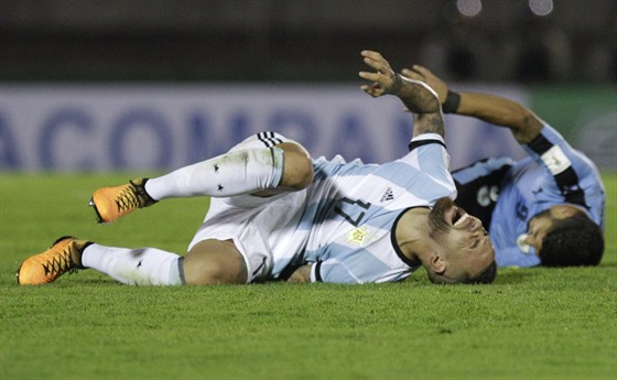 Argentinec Nicolas Otamendi se svíjí bolestí po stetu s uruguayským...