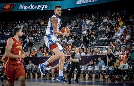 eský basketbalista Tomá Satoranský krotí ve vzduchu mí v utkání proti erné...