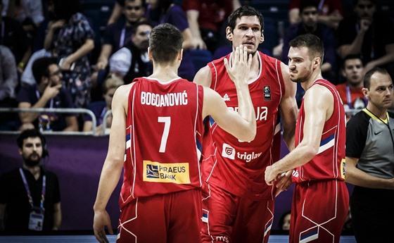 Srbtí basketbalisté Bogdan Bogdanovi a Boban Marjanovi se hecují v utkání s...