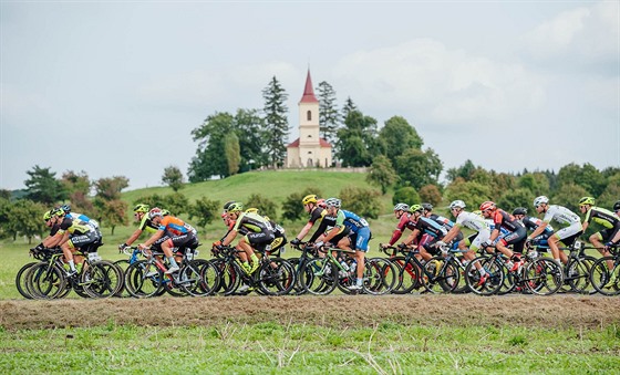 Momentka z úvodní etapy cyklistického závodu East Bohemia Tour.