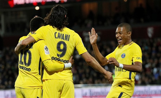 Neymar, Edinson Cavani a Kylian Mbappé slaví paíský gól.