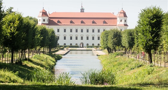 Fasádu zámku v Holešově má po dlouhé rekonstrukci kompletně hotovou fasádu.