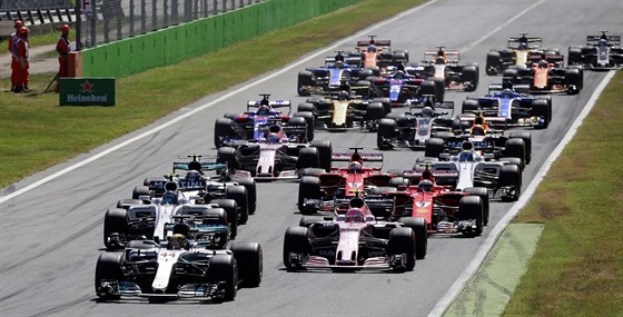 Závodní pole Velké ceny Itálie formule 1 krátce po startu.