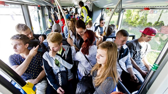 Studenti testovali kapacitu nejdelích autobus v esku (6. záí 2017).