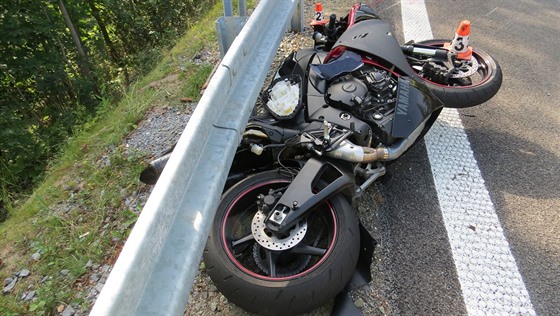 Motorká dostal v zatáce na silnici pes ervenohorské sedlo smyk a následoval...