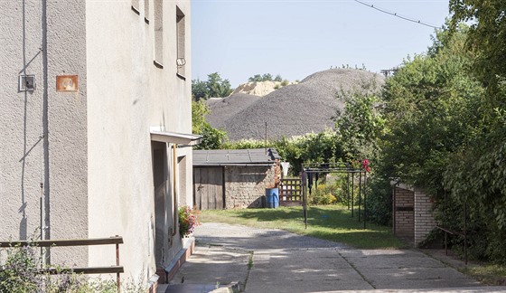 V bývalé cihelně v Držovicích zřídila stavební firma sklad zeminy, kde se také...