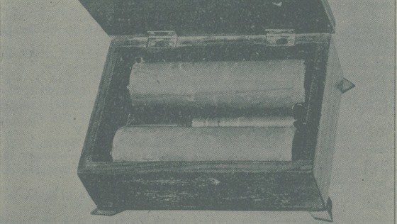 Fotografie jedné z krabiek s bombou uveejnná ve Vstníku kriminální sluby. Uvnit byly dv stogramové náloe tritolu nmecké výroby.