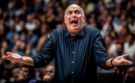 Izraelský trenér Erez Edelshtein pekypuje nespokojeností.