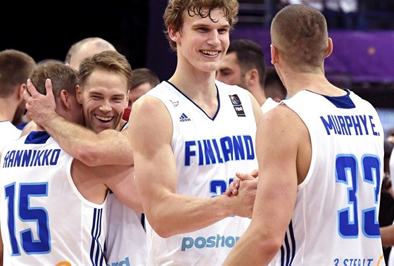 Fintí basketbalisté Teemu Rannikko, Petteri Koponen, Lauri Markkanen a Erik...