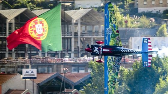 Akrobatický pilot Petr Kopstein bhem závodu Red Bull Air Race v Portu