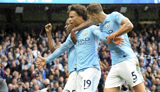 Leroy Sane z Manchesteru City (uprosted) slaví gól proti Liverpoolu, vlevo mu...