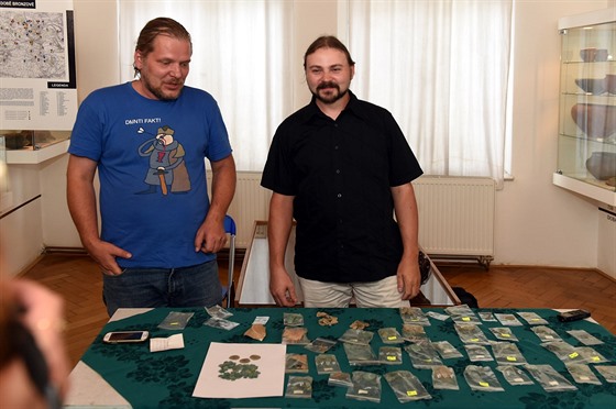 Vzácný poklad ve čtvrtek v Roudnici představili Milan Sýkora z archeologického...