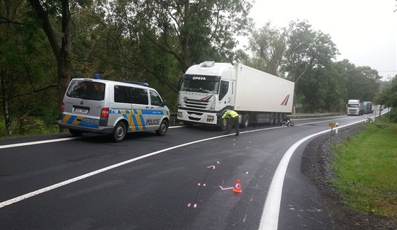 Mladý motorká vjel náklaáku do cesty. Po sráce zemel.