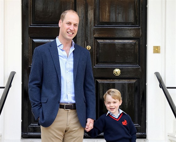 Princ William a princ George v Kensingtonském paláci před odchodem do školy v...