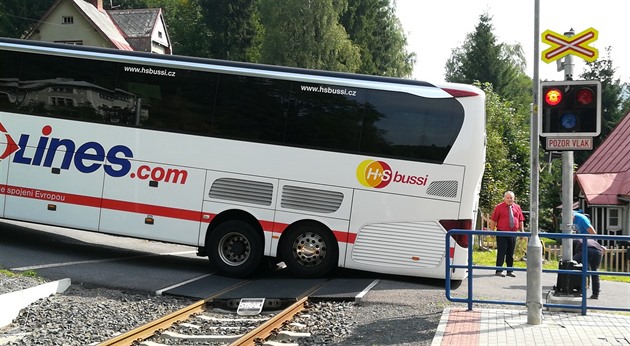 V sobotu uvázl autobus na elezniním pejezdu ve Smrovce (9. záí 2017).