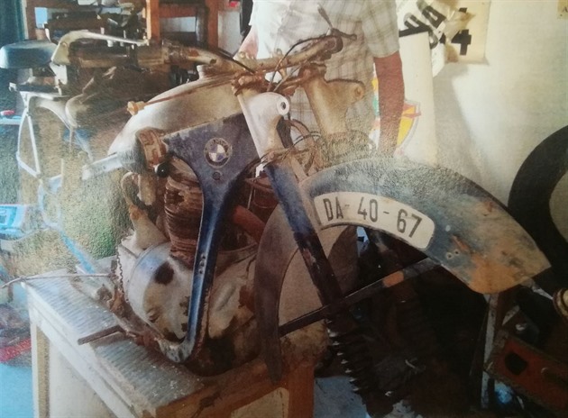 Zlodj ukradl i tytaktní motocykl znaky BMW z roku 1940.