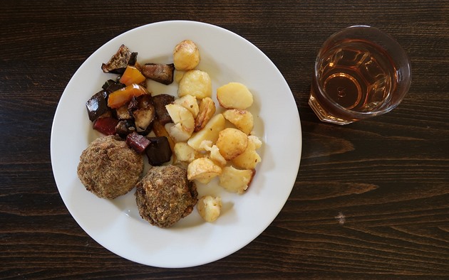 Bez pití, kávy či polévky. Hosté v restauracích při obědech šetří