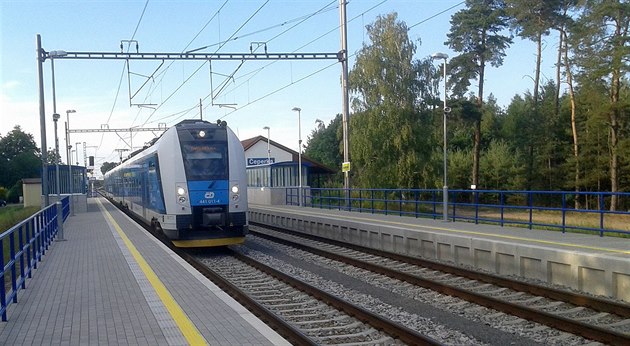 Po 160 letech vypadají tra i lokomotivy na trase mezi Pardubicemi a Jaromí...
