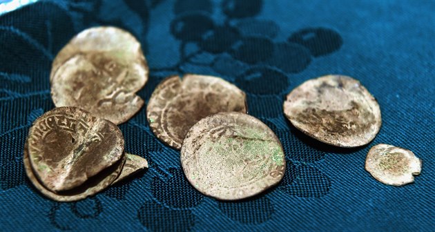 Mezi nalezenými mincemi u Roudnice jsou teba stíbrné groe.