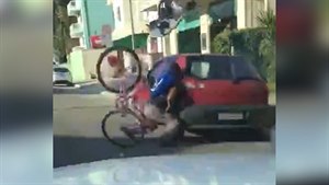 Namol opilý cyklista poničil auto. Hlavou
