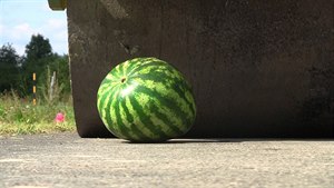 15 tunový válec vs meloun: zůstane jen flek?