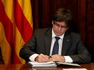 Pedseda katalánské vlády Carles Puigdemont podepisuje zákon o referendu o...