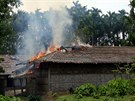 Hoící dm v barmské vesnici Gawduthar (7. záí 2017)