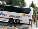 V sobotu uvázl autobus na železničním přejezdu ve Smržovce (9. září 2017).