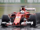 Sebastian Vettel a jeho Ferrari bhem kvalifikace v Monze