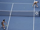 Momentka z osmifinálového zápasu US Open mezi Ruskou arapovovou a Lotykou...