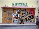 Turista se fotí v Miami na Florid ped vzkazem, který místní obyvatelé...