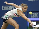 Karolína Plíková se natahuje po úderu ve tvrtfinále US Open proti Coco...