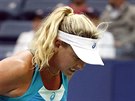 Americká tenistka Coco Vandewegheová zuí ve tvrtfinále US Open proti Karolín...