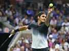 Podání Rogera Federera ve tvrtfinále US Open proti Juanu Del Potrovi.
