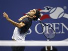 Podání Rogera Federera ve tvrtfinále US Open proti Juanu Martinu del Potrovi.