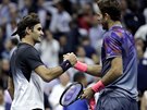Roger Federer si podává ruku po prohraném tvrtfinále na US Open s Juanem...