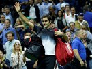 Roger Federer se louí s diváky po prohraném tvrtfinále US Open s Juanem...
