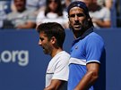Španělé Feliciano López (vpravo) a Marc López ve finále US Open na titul...