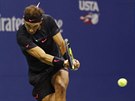 panl Rafael Nadal se opírá do míku v semifinále US Open.