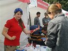 Nácvik první pomoci na Festivalu vdy (6. záí 2017).