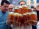 Bavorský íník Oliver Strümpfel stanovil nový svtový rekord v noení piv. Na...