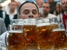 Bavorský íník Oliver Strümpfel stanovil nový svtový rekord v noení piv. Na...