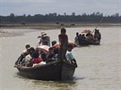 Pky nebo na lodích z Barmy uprchly tisíce lidí z tamní muslimské meniny...
