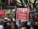 Na protest proti násilí na muslimské komunit Rohing v Barm si lidé v...