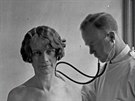 Doktor s pacientkou v mstské nemocnici, na oddlení tuberkulózy, rok 1927