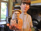 Hugo a figurka Dumonta s typickým kloboučkem.
